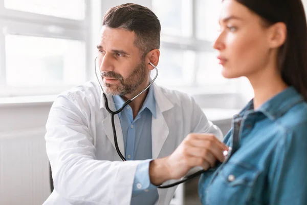 Männlicher Arzt Mittleren Alters Mit Einem Stethoskop Der Dem Herzschlag — Stockfoto