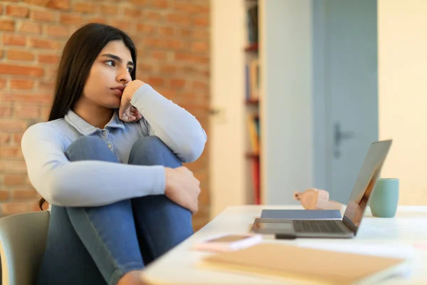 Zestresowana Indiańska Nastolatka Czująca Się Zdemotywowana Siedząc Przy Biurku Przed — Zdjęcie stockowe