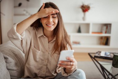 Gülmek, milenyum melez bayanın telefona bakması, mesaj okuması, oyun oynaması, oturma odasında boş zamanın tadını çıkarması şok edici. Kazan, sohbet uygulaması, evde haberler iyi.