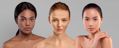 Gri stüdyo arka planında poz veren üç güzel çok ırklı yarı çıplak genç kadın mükemmel ipek gibi vücut ve yüz derisi gösteriyorlar. SPA, sağlık, güzellik, cilt bakımı konsepti, kolaj, afiş