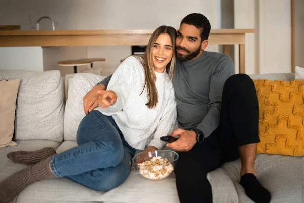 Neşeli bin yıllık aile kanepeye oturur, kucaklaşır, birlikte boş vakitlerin tadını çıkarırlar, uzaktan kumandayla televizyon izlerler, oturma odasının içinde patlamış mısır yerler. Aşk, evde film akşamı.