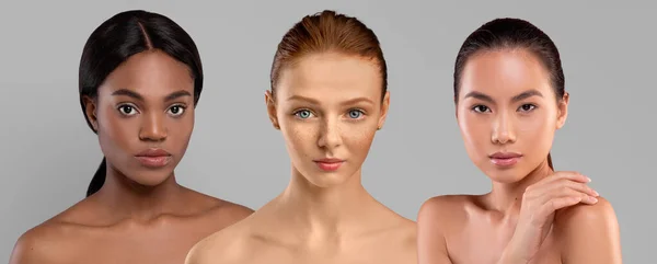 Три Красиві Багаторасові Напівголі Молоді Жінки Позують Сірому Студійному Фоні — стокове фото