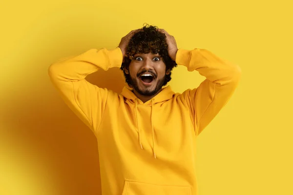 Emocional Surpreendido Feliz Bonito Jovem Indiano Vestindo Capuz Amarelo Tocando — Fotografia de Stock