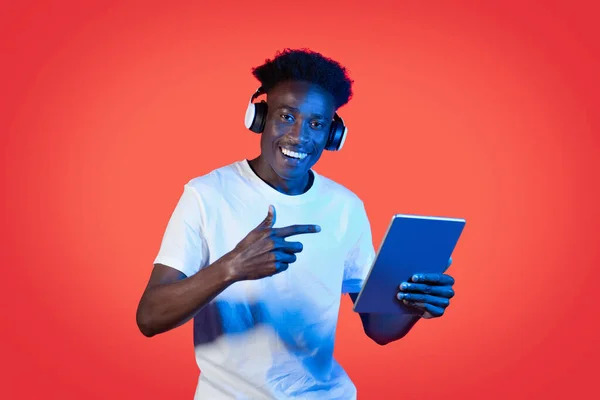 Feliz Joven Negro Escuchando Música Viendo Contenido Vieo Línea Usando — Foto de Stock