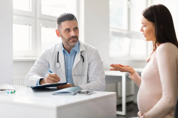 Jinekoloji Konsültasyonu Hamile Bir Kadın Doğum Kliniğindeki Doktorunu Ziyaret Ediyor — Stok fotoğraf