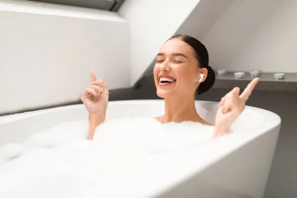Neşeli Kadın Banyo Yapıyor Nternet Müzik Dinliyor Evdeki Modern Banyo — Stok fotoğraf