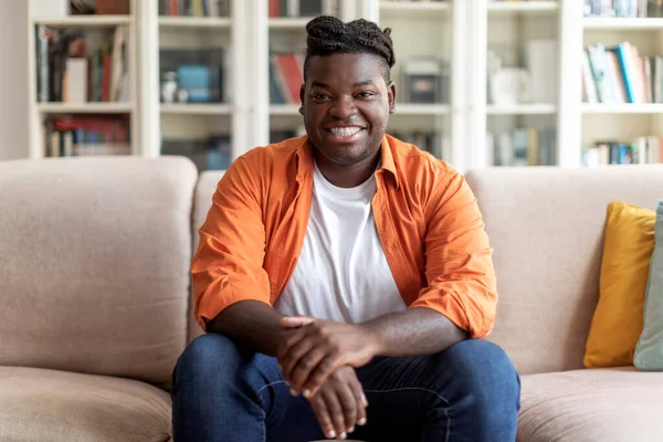 Πορτρέτο Του Χαρούμενος Όμορφος Νεαρός Μαύρος Άνδρας Casual Στολή Πλεξούδες — Φωτογραφία Αρχείου