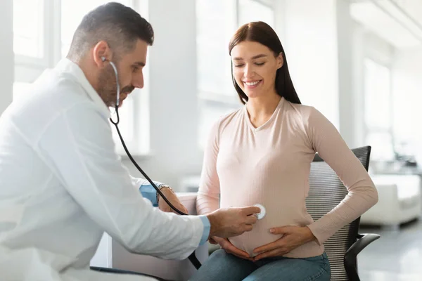 Gynekologická Konzultace Šťastná Mladá Těhotná Žena Navštíví Svého Mužského Porodníka — Stock fotografie
