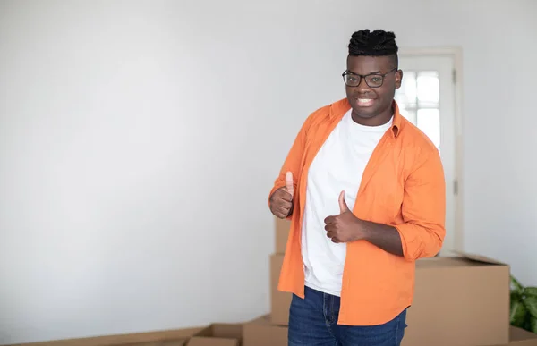 Χαμογελώντας Black Man Μετακίνηση Σπίτι Gesturing Thumbs Στην Κάμερα Ενώ — Φωτογραφία Αρχείου