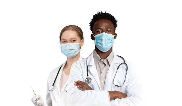 Medicína Zdravotní Péče Mužský Ženský Lékař Maskách Uniformě Stojící Izolovaně — Stock fotografie
