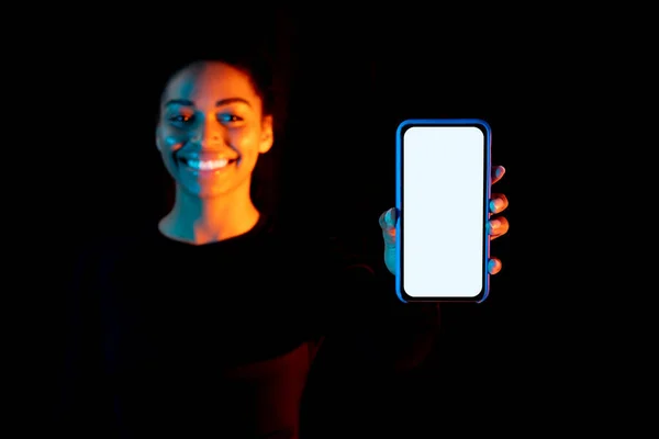 Emozionata Donna Afroamericana Che Mostra Cellulare Con Schermo Vuoto Nelle — Foto Stock