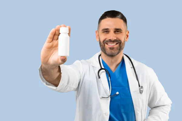 Szczęśliwy Mężczyzna Średnim Wieku Lekarz Płaszczu Pokazując Słoik Leków Izolowanych — Zdjęcie stockowe