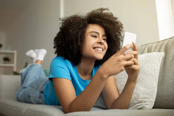 Jovem Alegre Afro Americano Encaracolado Senhora Digitando Smartphone Desfrutar Redes — Fotografia de Stock