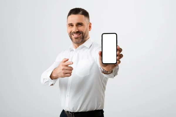 Щасливий Бізнесмен Який Показує Смартфон Білим Порожнім Екраном Вказівним Пальцем — стокове фото