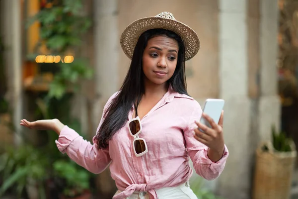 Confundido Triste Joven Negro Hembra Casual Mirando Teléfono Tiene Problemas — Foto de Stock