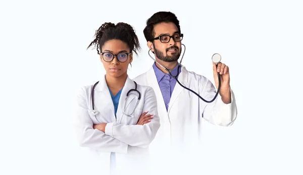 Többnemzetiségű Férfi Női Orvosok Orvosi Köpenyben Sztetoszkóppal Álló Elszigetelt Fehér — Stock Fotó