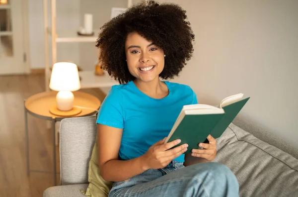 Χαρούμενη Νεαρή Σγουρή Αφρικάνικη Αμερικανική Θηλυκό Βιβλίο Ανάγνωσης Κάθονται Στον — Φωτογραφία Αρχείου