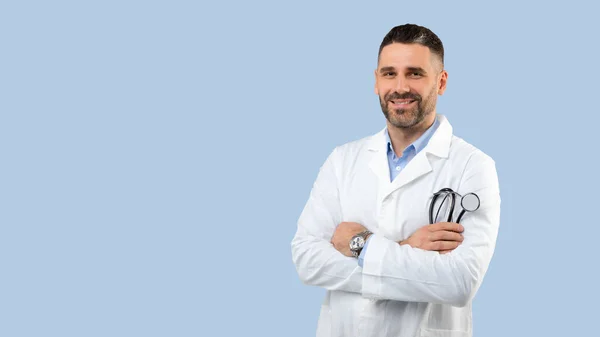 Portret Wesołego Europejskiego Lekarza Średnim Wieku Stroju Roboczym Stetoskopem Ręku — Zdjęcie stockowe