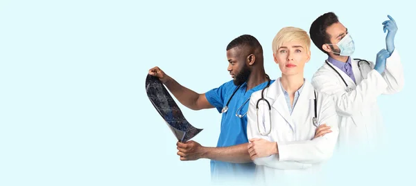在医院轮班期间 医生们身着制服 三个多种族的医务工作者站在蓝色背景 全景和复印空间上 形成了一幅复杂的图像 — 图库照片