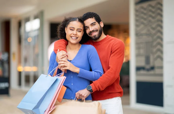 Happy Mixed Family Couple Samen Winkelen Poseren Met Kleurrijke Shopper — Stockfoto