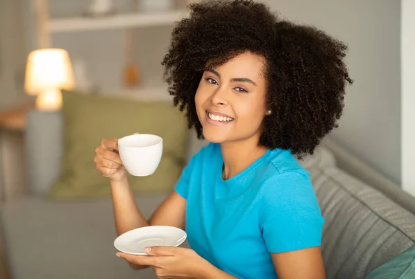 Vidám Fiatal Göndör Afro Amerikai Hölgy Egy Csésze Forró Itallal — Stock Fotó