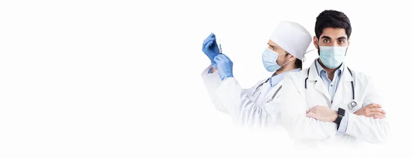 Gesundheitsdienstleistungen Zwei Männliche Ärzte Tragen Medizinische Masken Isoliert Über Weißem — Stockfoto