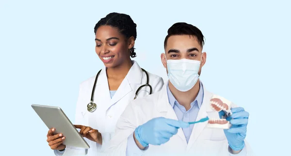 Orvosi Szolgálat Összetett Kép Többnemzetiségű Egészségügyi Dolgozók Elszigetelt Kék Háttér — Stock Fotó