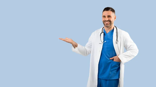 Lékařská Nabídka Šťastný Muž Lékař Ukazuje Stranou Ukazuje Kopírovací Prostor — Stock fotografie