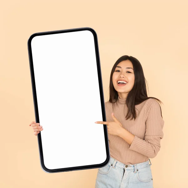 Anúncio Móvel Sorrindo Mulher Asiática Segurando Apontando Para Grande Smartphone — Fotografia de Stock
