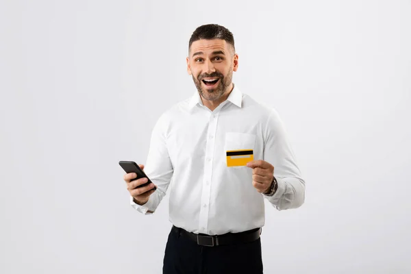 Emocionado Hombre Negocios Con Camisa Usando Teléfono Inteligente Tarjeta Crédito —  Fotos de Stock