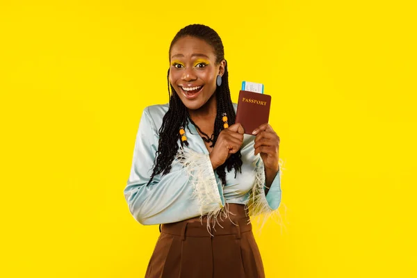 Happy Black Woman Реклама Дешевые Проездные Билеты Предложение Проведение Паспорта — стоковое фото