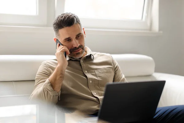 Başarılı Bir Adamı Dizüstü Bilgisayarda Çalışıyor Cep Telefonuyla Konuşuyor Ekrana — Stok fotoğraf