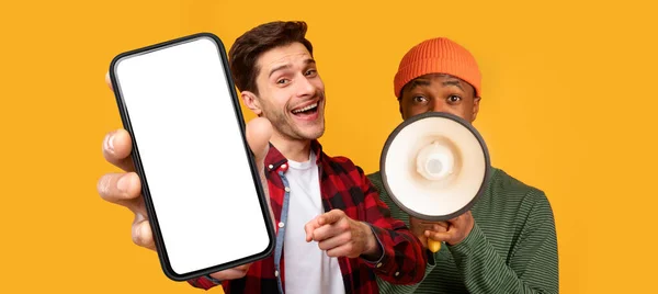 Dwóch Wesołych Facetów Ogłasza Megafonem Pokazuje Pusty Smartfon Czarnych Białych — Zdjęcie stockowe