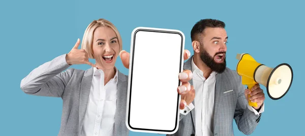 Podekscytowani Biznesmeni Formalnych Strojach Krzyczący Megafonu Pokazujący Pusty Smartfon Białym — Zdjęcie stockowe