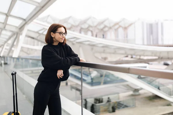 Porträtt Leende Ung Kvinna Stående Flygplatsen Terrace Vackra Glada Kvinnliga — Stockfoto