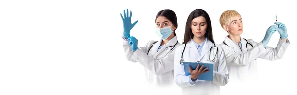 医疗服务概念 三位穿着制服站在白色背景下的女医生 与保健工作者合影 准备接受治疗和接种的女士 结扎手术 — 图库照片