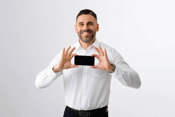 Glücklicher Geschäftsmann Mittleren Alters Zeigt Ein Handy Mit Leerem Bildschirm — Stockfoto