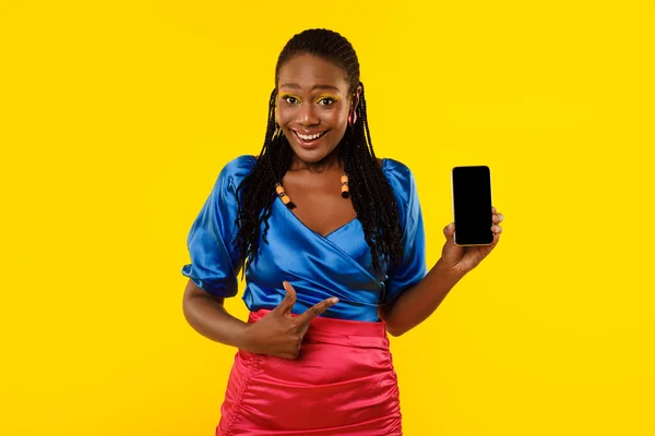 Новое Применение Улыбка Афроамериканская Женщина Показывает Смартфон Указывая Пальцем Пустой — стоковое фото