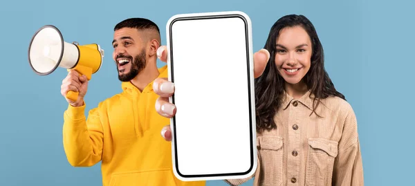 素晴らしいオファーだ 若い女性はモックアップのための白い画面で大きな空白のスマートフォンを保持しながら 興奮アラブ人男性はメガホンを使用して モバイル広告のためのコピースペースを示す多民族カップル コラージュ — ストック写真