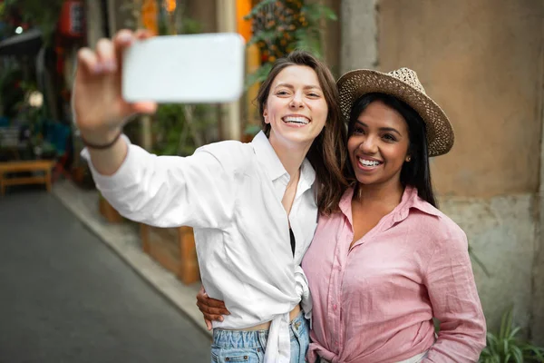 Alegre Jóvenes Diferentes Damas Casual Hacer Selfie Teléfono Disfrutar Viaje — Foto de Stock