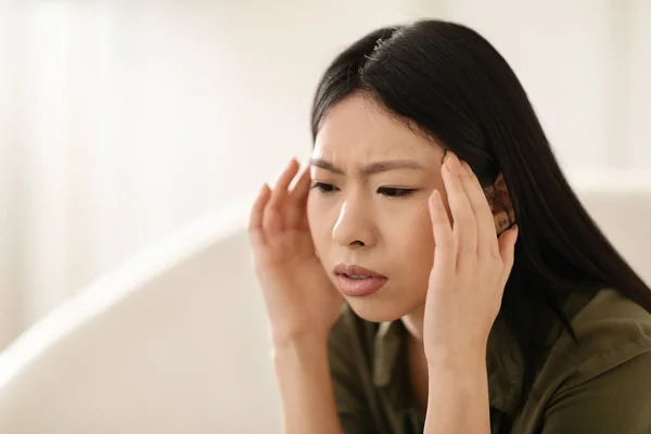 Kranke Unglückliche Millennial Asiatische Frau Die Auf Dem Sofa Wohnzimmer — Stockfoto