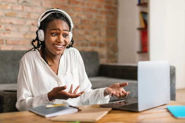 Rozmowa Wideo Emocjonalna Czarna Kobieta Słuchawkach Rozmawiająca Gestykulująca Laptopie Siedząca — Zdjęcie stockowe