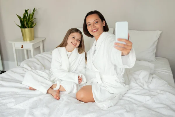 Frohe Kaukasische Junge Dame Teenager Mädchen Bademantel Machen Selfie Telefon — Stockfoto