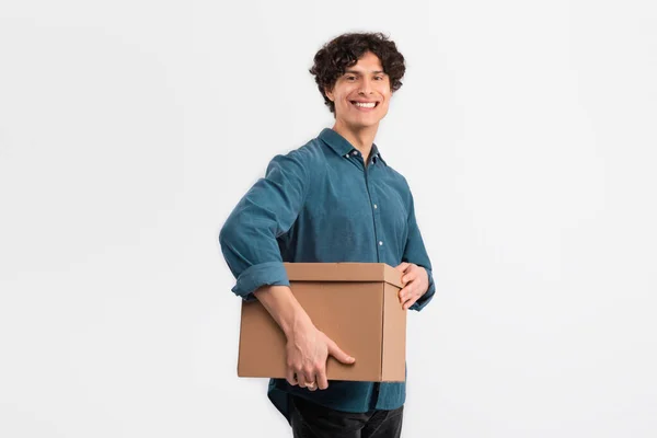 包裹派递快乐的年轻人拿着纸板箱站在白色工作室的背景上 微笑着拍照 利用包装广告航运服务收货的人 — 图库照片