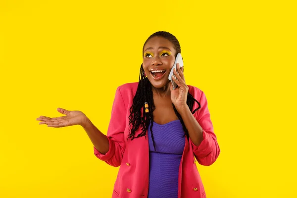 Opgewonden Afro Amerikaanse Vrouw Chatten Telefoon Staande Gele Studio Achtergrond — Stockfoto