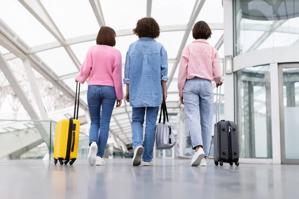 Achteraanzicht Van Drie Jonge Vrouwen Die Wandelen Met Bagage Luchthaven — Stockfoto