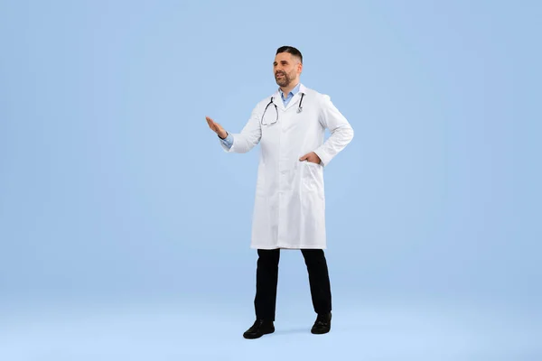 Μεσήλικας Γιατρός Που Δείχνει Αντίγραφο Χώρου Χέρι Φορώντας Λευκή Στολή — Φωτογραφία Αρχείου