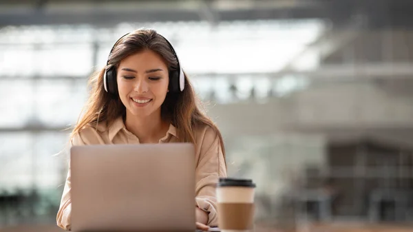 Happy Young European Woman Student Wireless Headphones Works Laptop Study — Stock Photo, Image