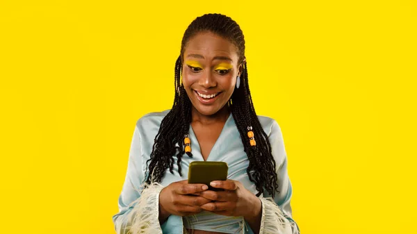 Mulher Negra Excitada Usando Telefone Celular Novo Aplicativo Navegação Internet — Fotografia de Stock