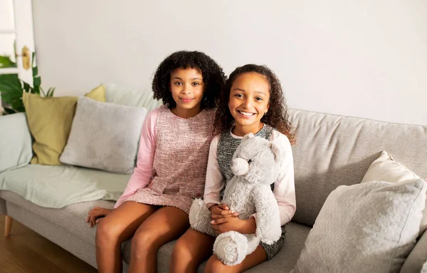 Two Black Sisters Embracing Posing Together Holding Bear Toy Sitting — Stock Photo, Image